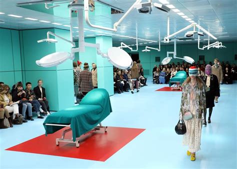 Gucci e la sfilata in sala operatoria e con le teste mozzate, la 